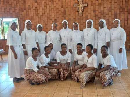 La fraternité de Lomé entoure les sœurs. 